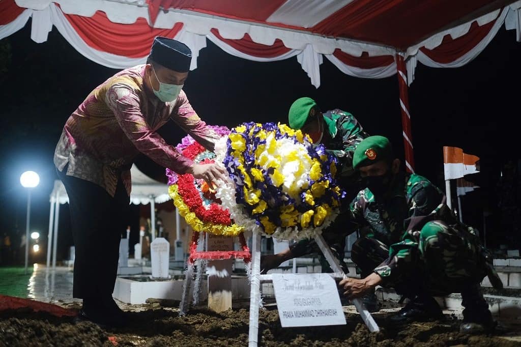Prajurit TNI Korban KKB Papua Dimakamkan di Pangkep, Plt Gubernur Hadir Langsung Beri Penghormatan Terakhir
